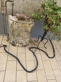 Pompa  antica  irroratrice di rame  vintage