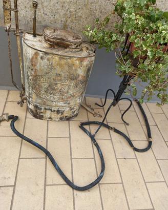 Pompa  antica  irroratrice di rame  vintage