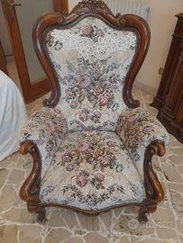 n.1 poltrona in legno noce massello