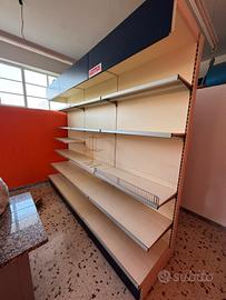 Due scaffali professionali in perfetto stato