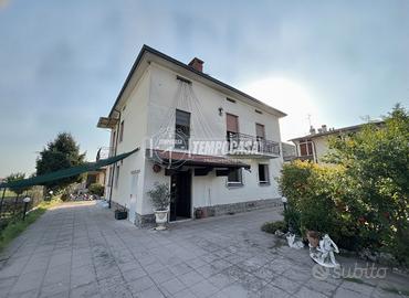 CAPRIOLO - AMPIA SOLUZIONE SU DUE LIVELLI CON POSS