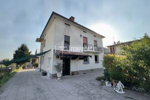 CAPRIOLO - AMPIA SOLUZIONE SU DUE LIVELLI CON POSS