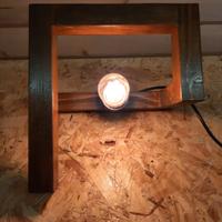 Lampada da tavolo in legno 