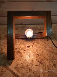 Lampada da tavolo in legno 