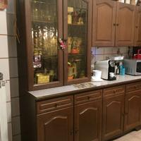 Credenza e tavolo con sedie impagliate di cucina