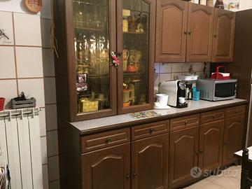 Credenza e tavolo con sedie impagliate di cucina