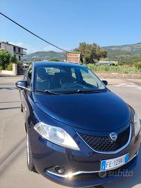 lancia y