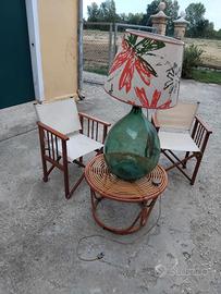 Lampada più tavolino e sedie pieghevoli