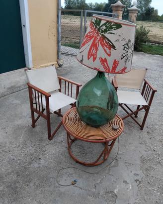 Lampada più tavolino e sedie pieghevoli