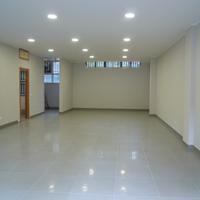 Bottega Ristrutturata con due grandi punti luce