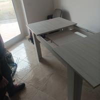 Tavolo per cucina allungabile.