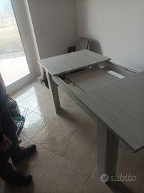 Tavolo per cucina allungabile.