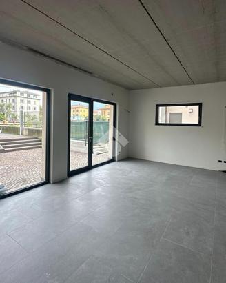 NEGOZIO A RIVA DEL GARDA