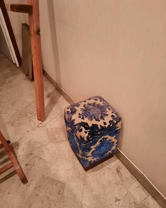 pouf in legno rivestito