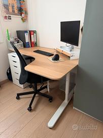 Scrivania IKEA BEKANT ad angolo destro regolabile