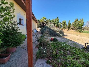 Fabbricato e terreno in località Porticciolo