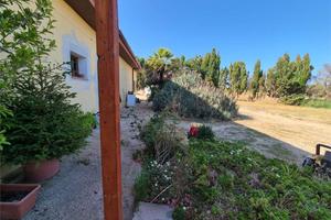 Fabbricato e terreno in località Porticciolo