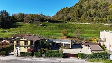 Palazzo / Stabile di 1311 m² con più di 5 locali a