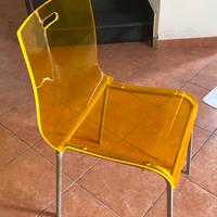 Quattro sedie in plexiglass