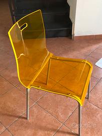 Quattro sedie in plexiglass