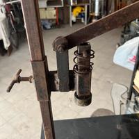 Tappatrice per tappi in ferro