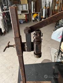 Tappatrice per tappi in ferro