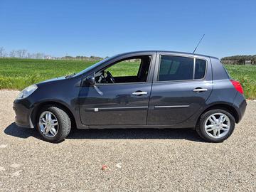 Renault clio 3° serie allestimento "LE IENE"