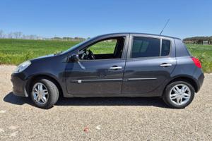 Renault clio 3° serie allestimento "LE IENE"