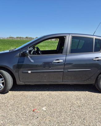 Renault clio 3° serie allestimento "LE IENE"
