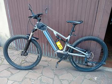 Bicicletta mountain bike elettrica