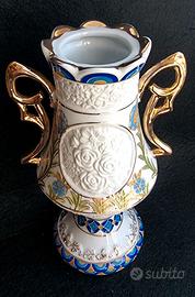 Vaso- anfora da interno  con rose in rilievo