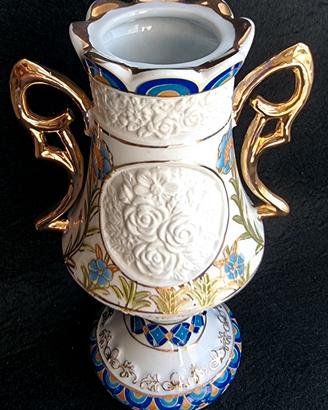 Vaso- anfora da interno  con rose in rilievo