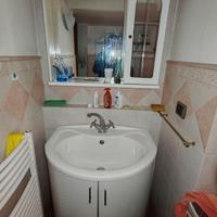 Mobiletto sottolavabo con specchiera