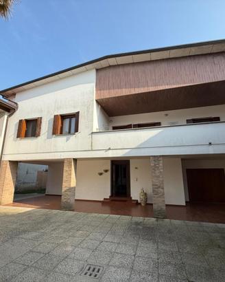 Elegante proprietà bifamiliare con seconda abit...