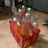 Bottiglie in vetro e cassetta per l’acqua