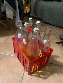 Bottiglie in vetro e cassetta per l’acqua