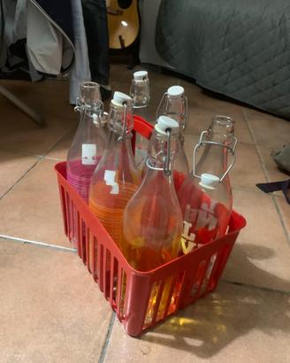 Bottiglie in vetro e cassetta per l’acqua