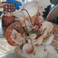 statuetta con conchiglie con il pescatore