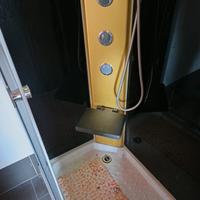 doccia cabinata con luci