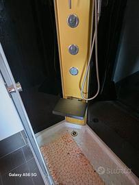 doccia cabinata con luci