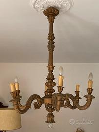 Lampadario in legno intagliato