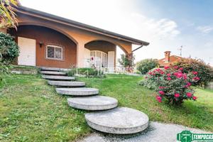 PRESTIGIOSA VILLA SINGOLA CON AREA ESTERNA