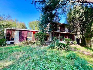 Villa di 330 m² con più di 5 locali e box auto a D
