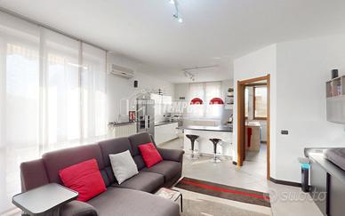 MODERNO TRILOCALE SU DUE LIVELLI CON BALCONE E BOX