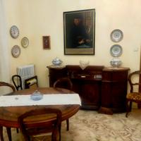 Tavolo, 4 sedie e credenza