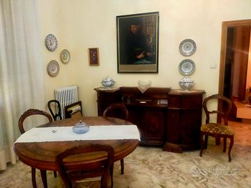 Tavolo, 4 sedie e credenza