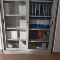 Armadio metallico grigio con ante in vetro