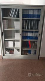 Armadio metallico grigio con ante in vetro