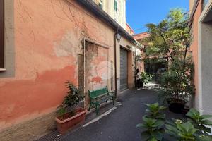 MAGAZZINO A LA SPEZIA