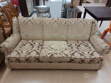 Salotto composto da due poltrone e un divano letto